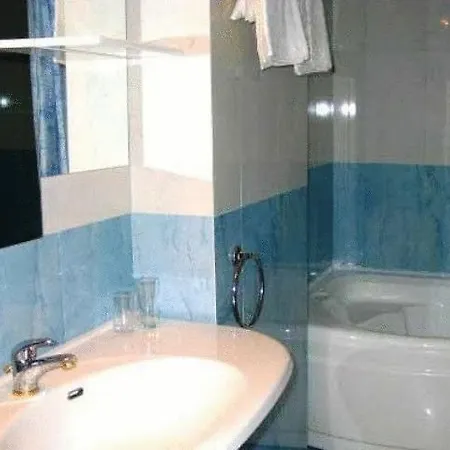 Hotel Avra 4*